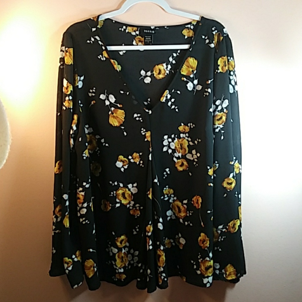 TORRID womens V neck blouse